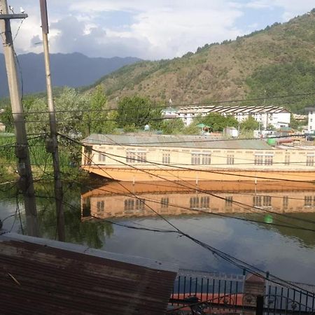 Srīnagar Lake Boulevard Guest House מראה חיצוני תמונה