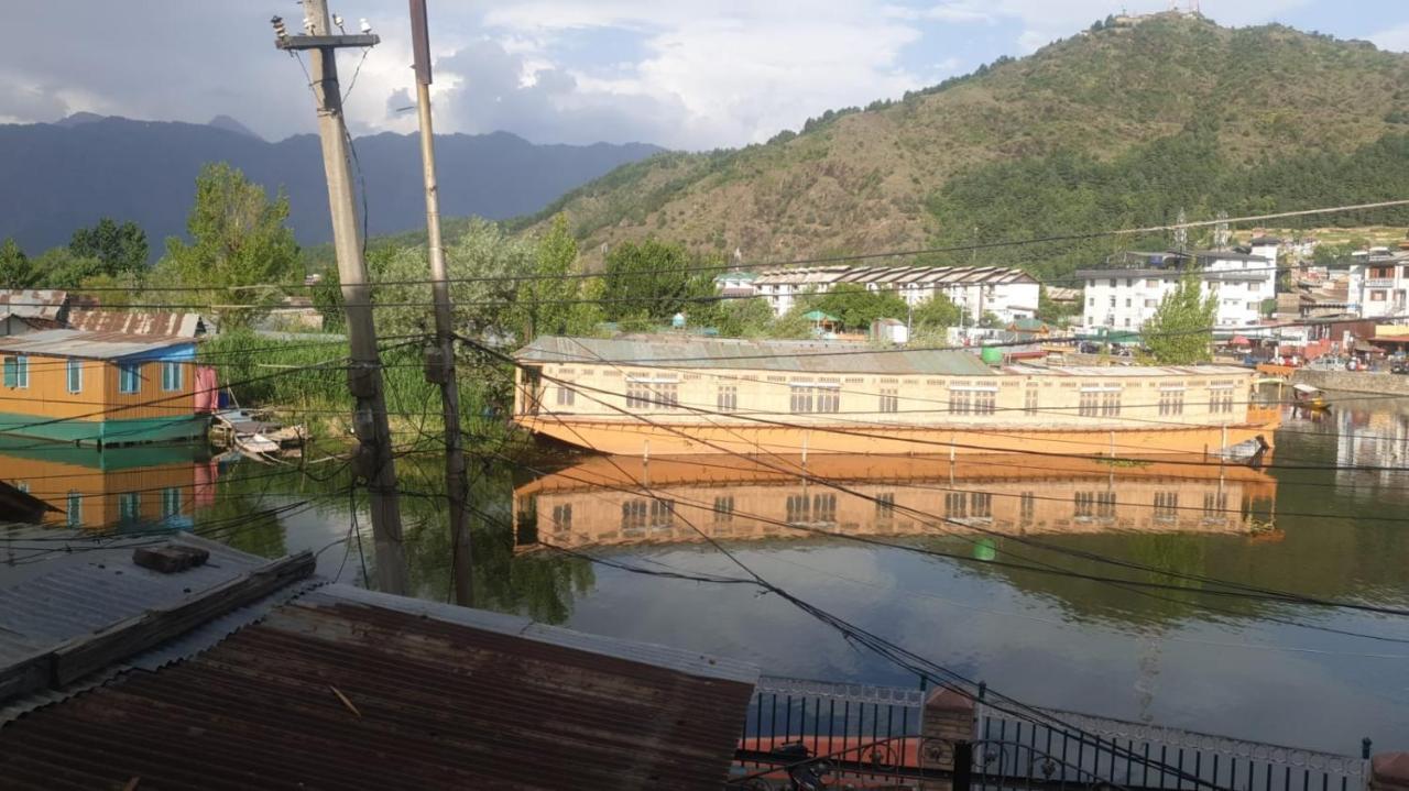 Srīnagar Lake Boulevard Guest House מראה חיצוני תמונה